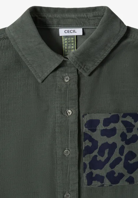 Dunkelgrüne Hemdbluse mit Knopfleiste, Kragen und auffälliger Leoparden-Print-Tasche.