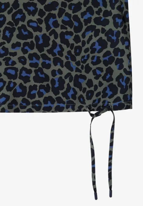 Dunkelgrauer Stoff mit schwarzen und blauen Leopardenflecken und zwei Kordeln.