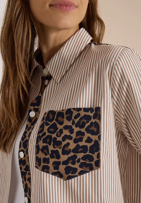 Damenbluse mit cremefarbenen Streifen und einer Brusttasche in Leopardenmuster.