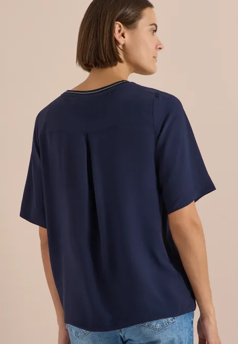 Kurzarm Blusenshirt mit Rundhals urban dark blue Rückansicht einer Frau in locker sitzendem, dunkelblauem T-Shirt und Jeans.