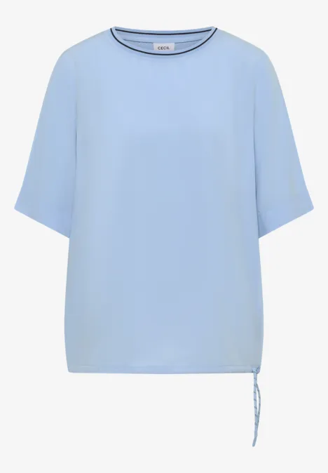 Kurzarm Blusenshirt mit Rundhals easy blue Leichtes hellblaues Kurzarm-Shirt mit Rundhalsausschnitt und seitlicher Kordel am Saum.