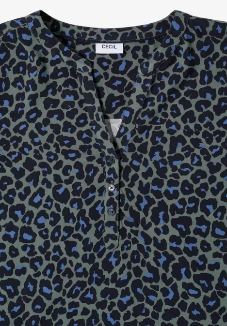 Tunique léopard à manches 3/4 et col fendu dried olive green Grüne Bluse im V-Ausschnitt mit blau-schwarzem Leopardenprint