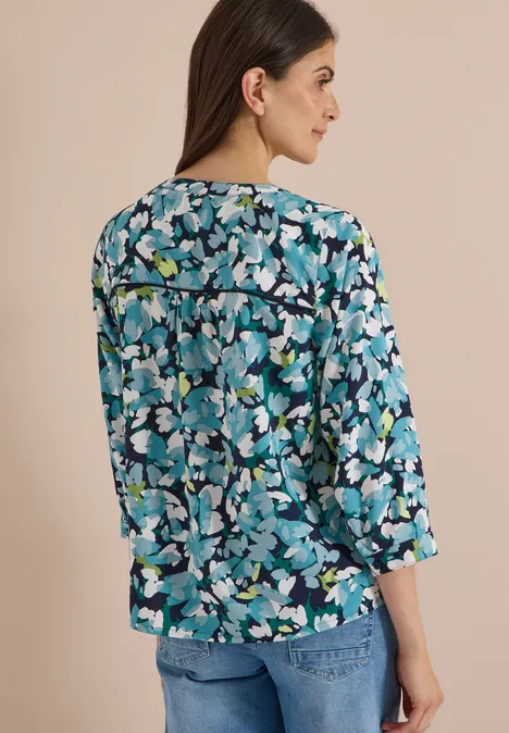 3/4-Arm Tunika mit Split Neck und Print urban dark blue Frau von hinten in Blumenshirt mit 3/4-Ärmeln und Jeans.
