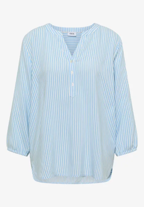 Hellblaue Bluse mit weißen Streifen, V-Ausschnitt, halber Knopfleiste und langen Ärmeln.