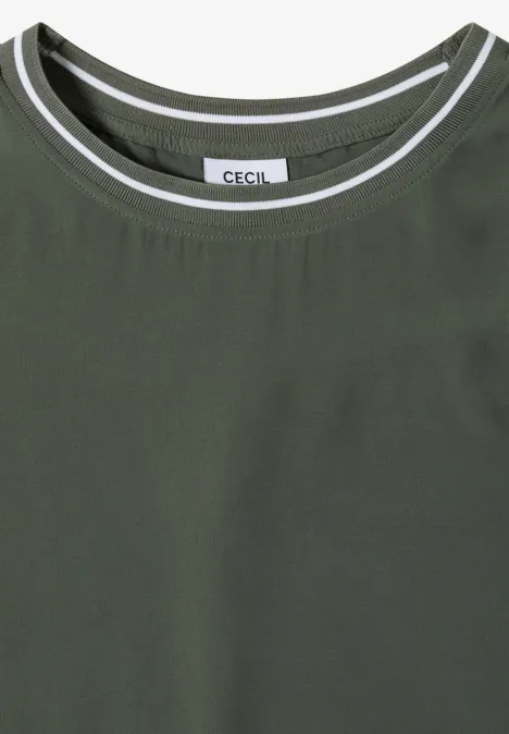 Olivegrünes ärmelloses Shirt mit Rundhals, weißem und schwarzem Streifen am Kragen.