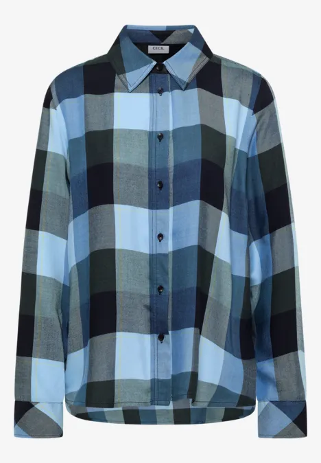Chemise à carreaux à manches longues, tons de bleu, vert et noir.