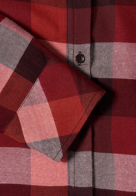 Chemise à carreaux rouge et grise avec boutons.
