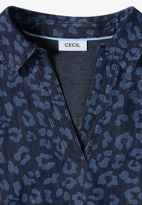 Ciemnoniebieska koszulka z nadrukiem w panterkę, kołnierzem, dekoltem w serek i metką "CECIL".