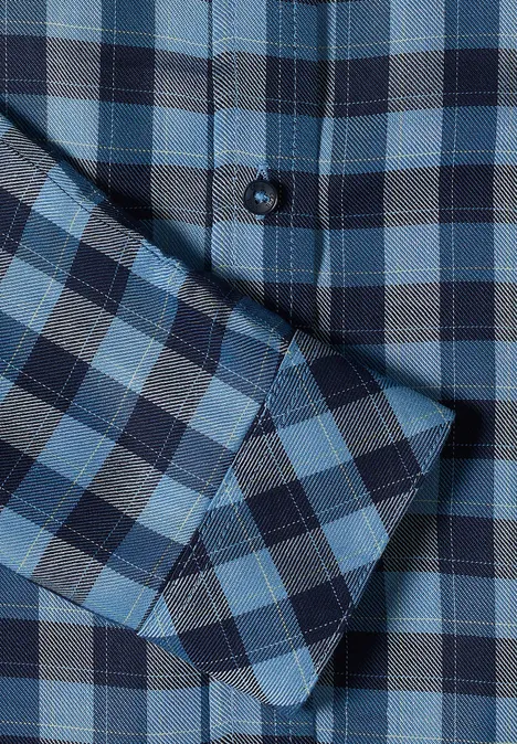Blau kariertes Hemd mit gefalteter Manschette.