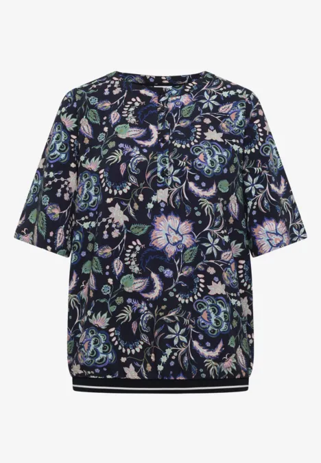 Dunkelbluse mit farbenfrohem Blumenmuster, kurzen Ärmeln und rundem Ausschnitt.