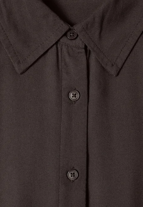 Langarm Hemdbluse mit Knopfleiste truffle brown Nahaufnahme eines dunkelbraunen Hemdkragens mit Knopfleiste und sichtbaren Knöpfen.