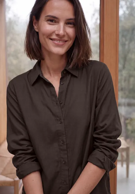 Langarm Hemdbluse mit Knopfleiste truffle brown Eine lächelnde Frau in brauner Bluse vor hellem Hintergrund.