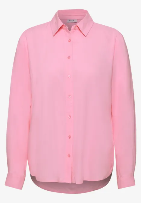 Lichtroze blouse met klassiek overhemdkraagje, knoopsluiting en lange mouwen.