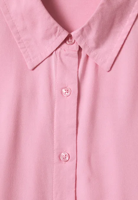 Close-up van een roze overhemd met kraag en knopen.