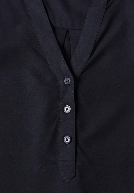 Dunkles navyblaues Shirt mit V-Ausschnitt und drei Knöpfen.