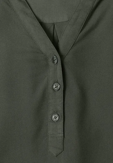 Dunkelgrünes Oberteil mit V-Ausschnitt und drei Knöpfen, schlichtes Design.