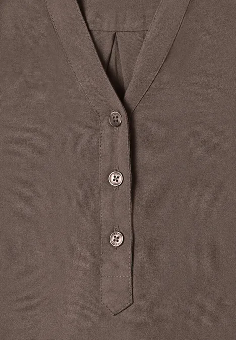 Braunes Shirt mit V-Ausschnitt und drei Knöpfen vorn.