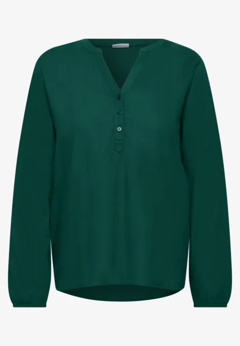 Ein dunkelgrünes Damenblusenshirt mit V-Ausschnitt, Knopfleiste und langen Ärmeln.