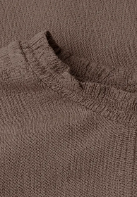 Nahaufnahme eines taupefarbenen Oberteils mit crinkle-Struktur und gerafftem Kragen.