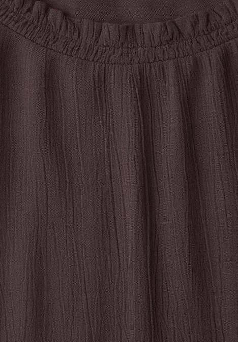 Langarm Bluse mit Rundhals und Smokdetail truffle brown Dunkelbraune Bluse mit gekreppter Textur und gerafftem Rundhalsausschnitt.