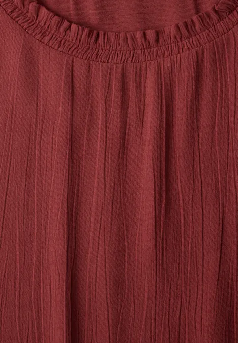 Langarm Bluse mit Rundhals und Smokdetail russet red Rotes, leicht gekräuseltes Stofftop mit elastischem Rundhalsausschnitt.