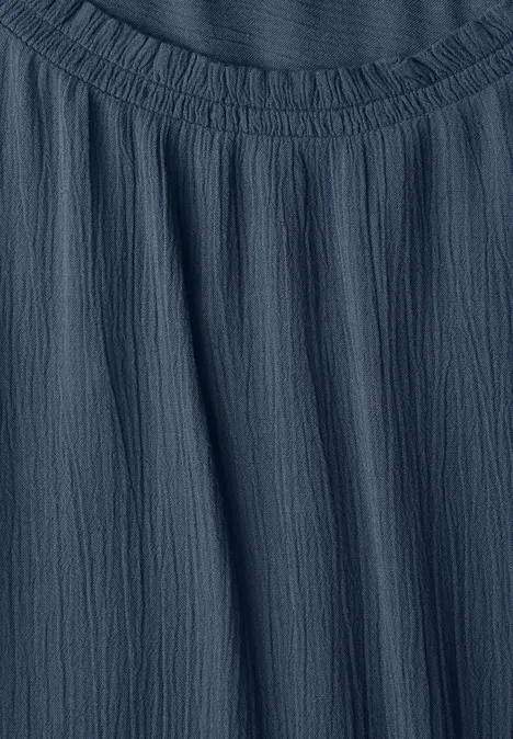 Langarm Bluse mit Rundhals und Smokdetail moonlight blue Nahaufnahme eines dunkelblauen, feiner Raffung am Ausschnitt mit leicht strukturiertem Stoff.