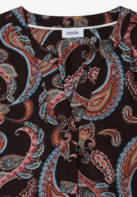Bluse mit buntem Paisley-Muster auf schwarzem Grund, V-Ausschnitt.