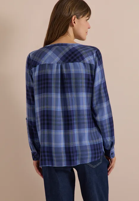 Langarm Tunika mit Karomuster urban dark blue Frau von hinten in blau kariertem Hemd mit Jeans vor beigem Hintergrund.