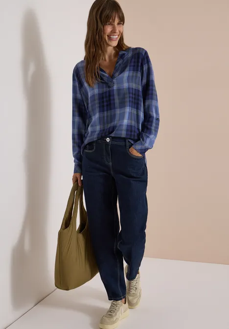 Langarm Tunika mit Karomuster urban dark blue Modische Frau in blauem Karoshirt, dunkelblauer Jeans, weißen Sneakern und großer grüner Tasche.