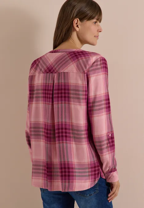 Langarm Tunika mit Karomuster velvet rose Frau von hinten in pink-kariertem Langarmhemd und blauer Jeans vor neutralem Hintergrund.