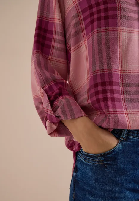 Langarm Tunika mit Karomuster velvet rose Eine Person trägt eine rosa-karierte Bluse mit hochgekrempelten Ärmeln und Jeans.