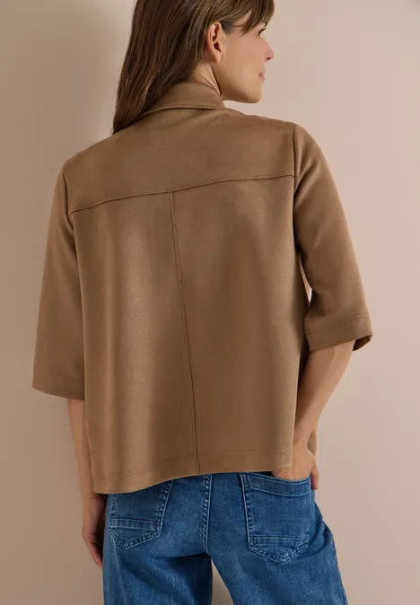 Velours Hemdbluse mit Tapedetails creamy mocha Rückenansicht einer Frau in beige-brauner, kastiger Jacke mit Dreiviertelärmeln und Jeans.