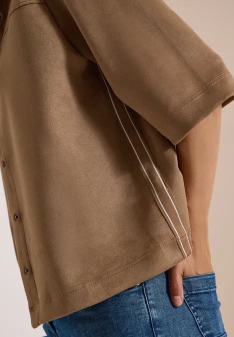 Velours Hemdbluse mit Tapedetails creamy mocha Braunes Oberteil mit Knöpfen und weißen Paspeln, Hand in der Jeans-Tasche