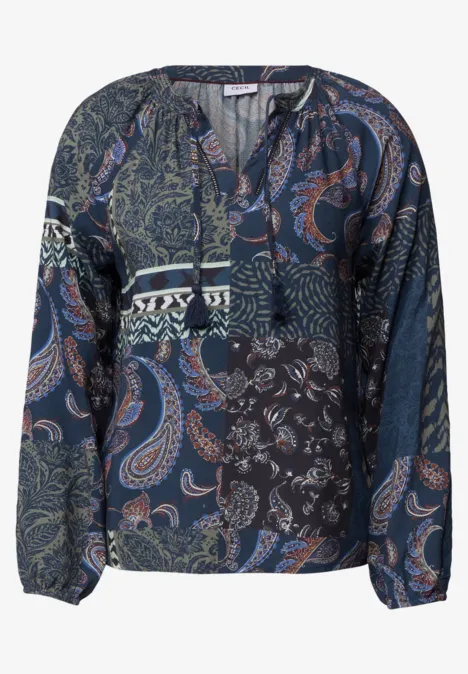 Langarm Tunika mit Bändern und Print urban dark blue Damenbluse mit langem Arm und Patchwork-Paisley-Muster in Blau, Dunkelgrün und Orange.