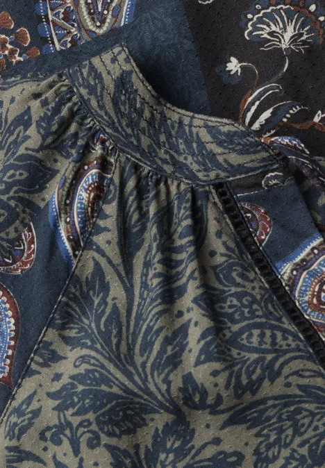 Langarm Tunika mit Bändern und Print urban dark blue Nahaufnahme eines dunkelblauen, floral-paisley gemusterten Stoffes mit Raffung am Ausschnitt.