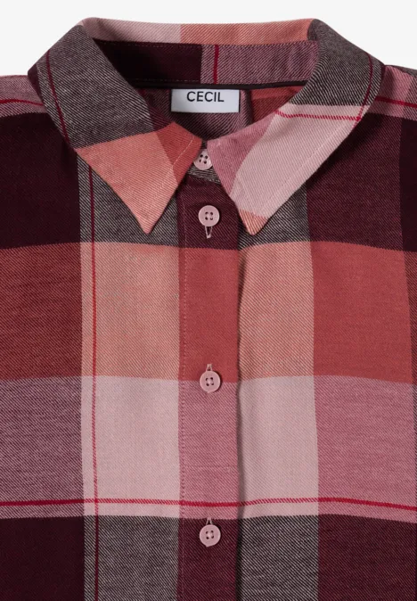 Nahaufnahme eines karierten Hemds in Pink-, Rot- und Brauntönen mit Knopfleiste und spitzem Kragen.