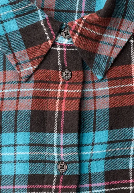 Nahaufnahme eines karierten Flanellhemds in Rot, Schwarz und Türkis mit Knöpfen und Kragen.