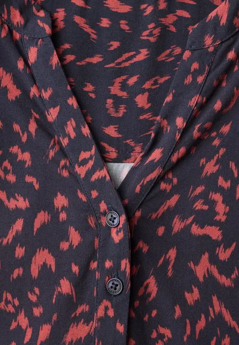 Tuniek met lange mouwen, split in de hals en print urban dark blue Zwarte blouse met rode, abstracte vlekken, V-hals en knopen.
