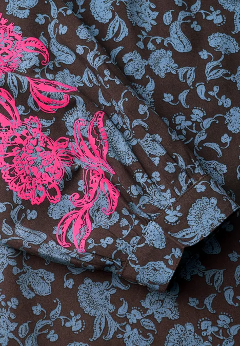Tuniek met lange mouwen, split in de hals en print truffle brown Close-up van een bruine stof met blauw bloemenpatroon en roze geborduurde bloemen.