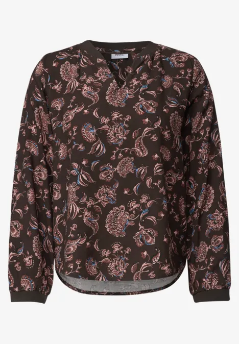 Lässige, langärmlige Bluse mit floralen Mustern in gedeckten Braun- und Rosatönen.