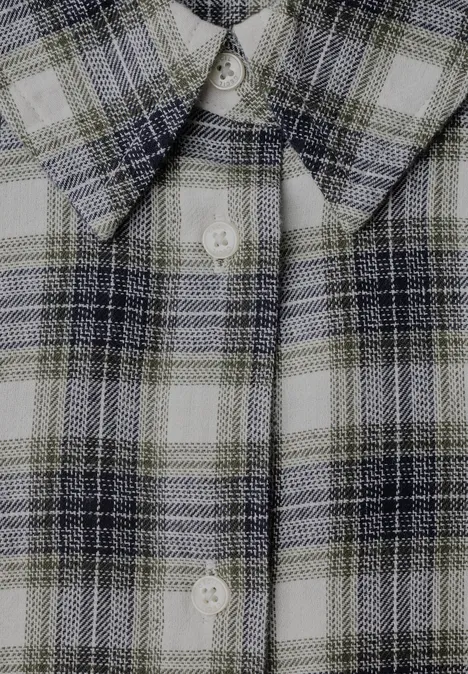 Flanellen blouse met lange mouwen en ruitjespatroon vanilla white Close-up van een geruit hemd in groen en blauw met witte knopen.
