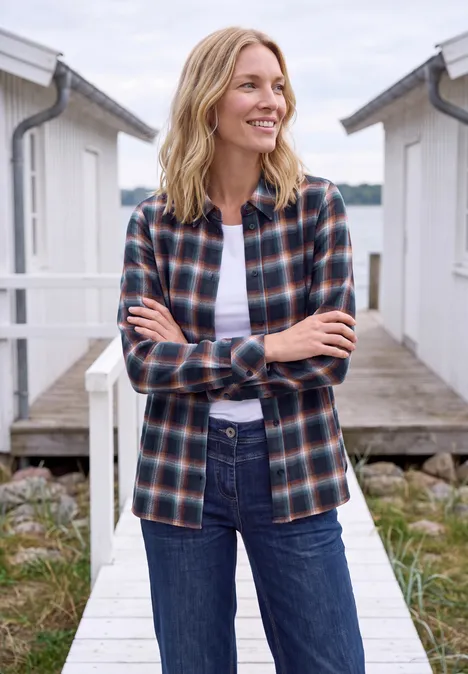 Flanellen blouse met lange mouwen en ruitjespatroon urban dark blue Een glimlachende vrouw in een geruit overhemd en spijkerbroek staat op een steiger bij het water.