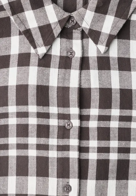 Langarm Flanell Bluse mit Karomuster truffle brown Nahaufnahme eines karierten Hemds in Braunweiß, Fokus auf Kragen und Knöpfe.