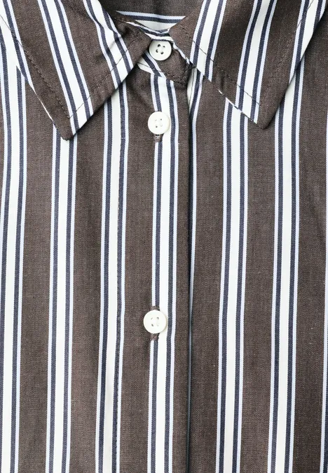 Langarm Hemdbluse mit Streifen truffle brown Braunes Hemd mit weißen und hellblauen vertikalen Streifen, Kragen und weißen Knöpfen.