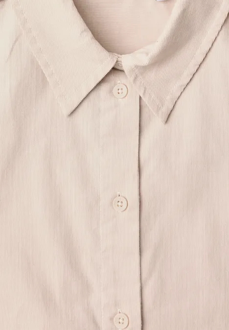 Langarm Hemdbluse aus Cord in Unifarbe cashmere beige Nahe Aufnahme eines hellbeigen Hemdes mit Kragen und Knopfleiste.