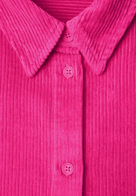 Langarm Hemdbluse aus Cord in Unifarbe pink flash Nahaufnahme eines pinkfarbenen Cordhemds mit Kragen und Knöpfen.