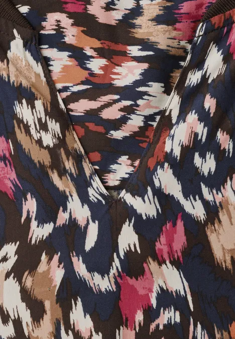 Chemisier à manches longues, à col fendu et imprimé truffle brown Bunt gemusterter Stoff mit abstraktem Animal-Print in Braun, Navy, Weiß und Pink, leicht strukturierte Oberfläche.