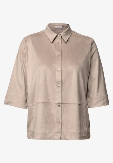 Kurzarm Hemdbluse in Unifarbe cashmere beige Beige Hemdbluse in Wildlederoptik mit 3/4-Ärmeln und Knopfleiste – schlicht und elegant.