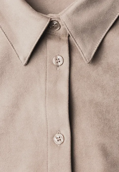 Kurzarm Hemdbluse in Unifarbe cashmere beige Nahaufnahme eines beigen Hemd- oder Jackenkragens mit Knöpfen.