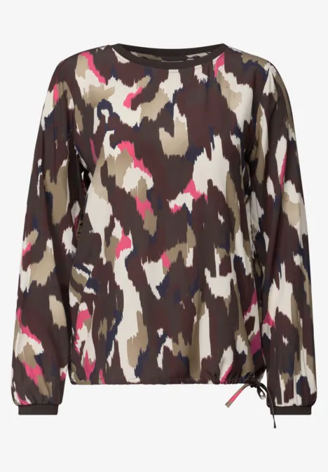 Blouse met lange mouwen, ronde hals en print pink flash Trui met lange mouwen en abstract camouflagepatroon in aardetinten met roze accenten.